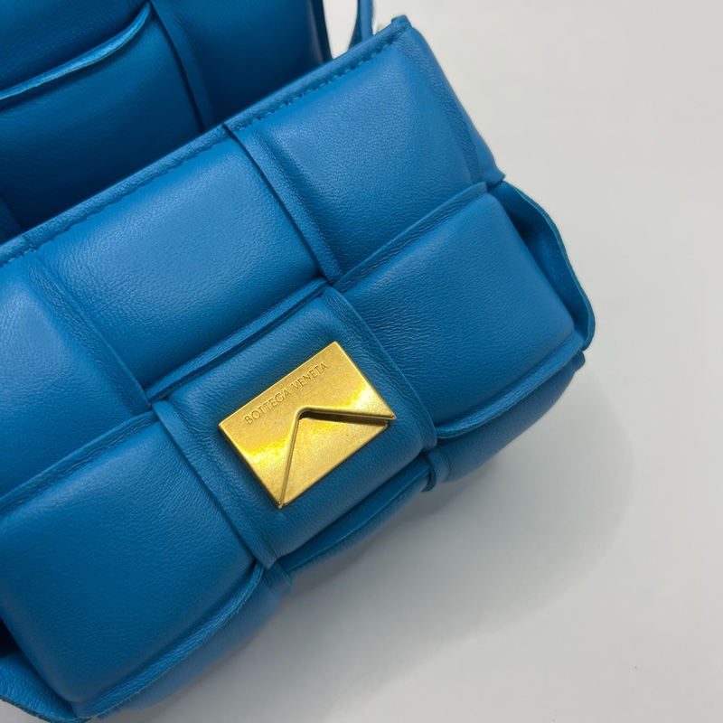 BV 葆蝶家 CASSETTE 6格 蓝色迷你枕頭包-8