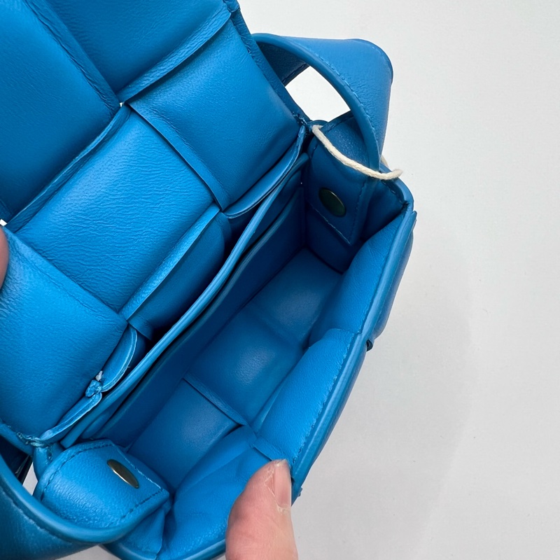 BV 葆蝶家 CASSETTE 6格 蓝色迷你枕頭包-9