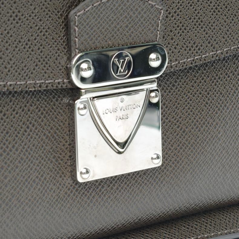 LOUIS VUITTON 深棕色牛皮2010十字紋插扣手拿包-4