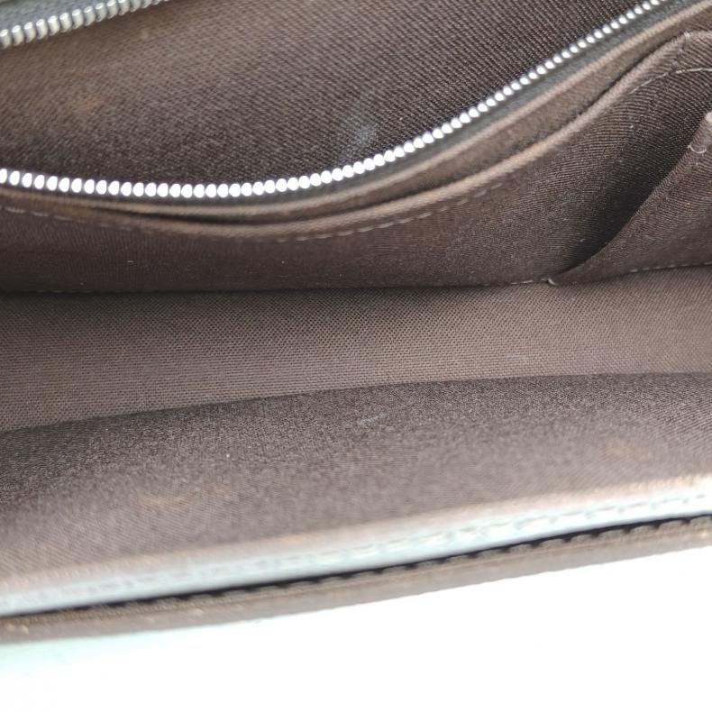 LOUIS VUITTON 深棕色牛皮2010十字紋插扣手拿包-5