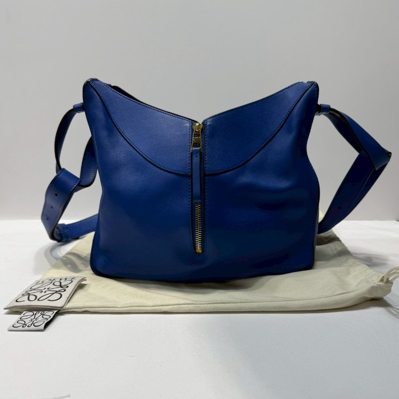 LOEWE 皇家藍中款吊床包-1