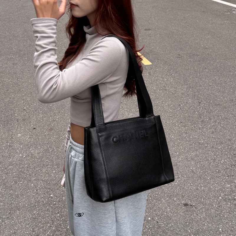 【超!級!新】 Chanel 黑銀 魚子醬牛皮 肩背托特包👜 (專櫃261,300)-22