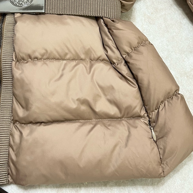 Moncler Boed 奶茶色羽絨外套原價近10萬-7