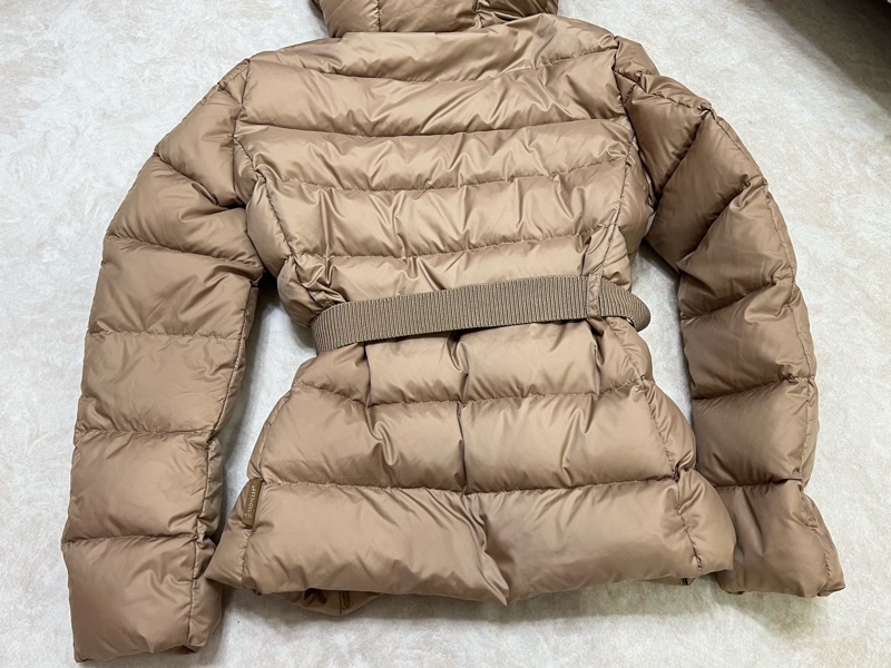 Moncler Boed 奶茶色羽絨外套原價近10萬-9