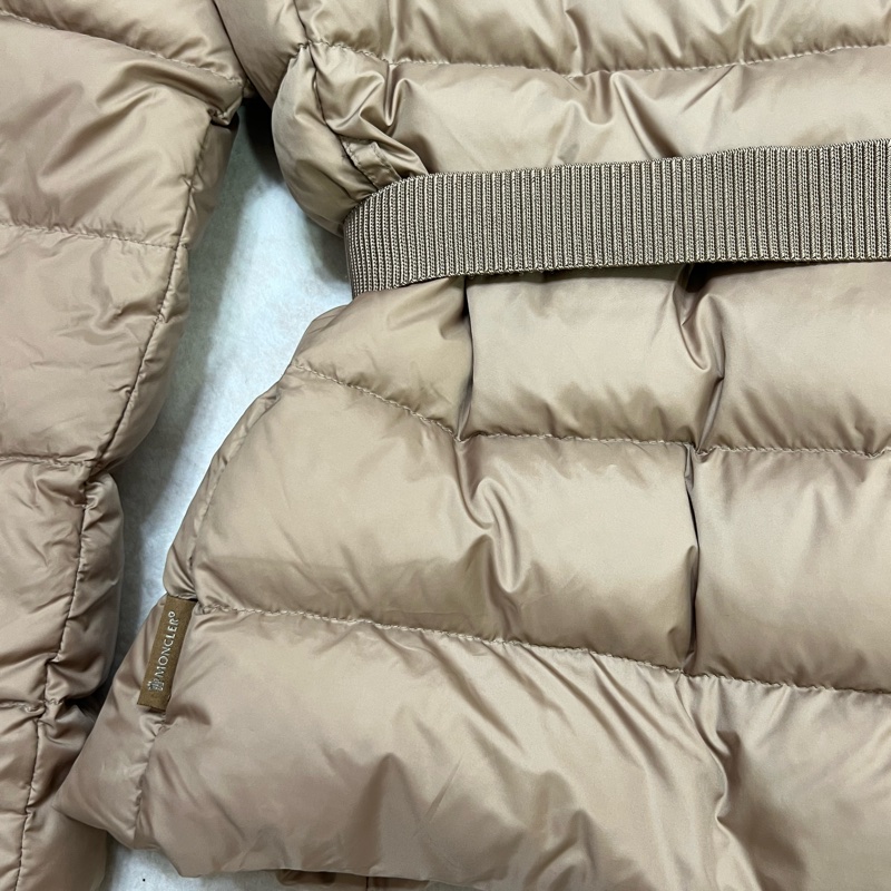 Moncler Boed 奶茶色羽絨外套原價近10萬-12
