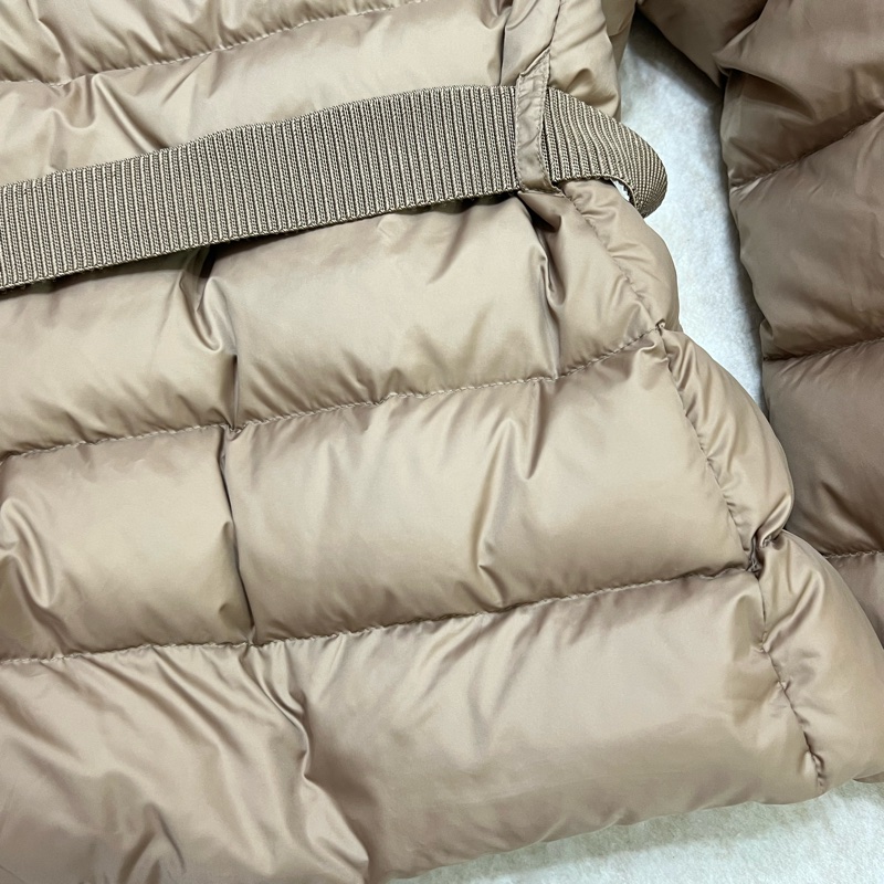 Moncler Boed 奶茶色羽絨外套原價近10萬-13