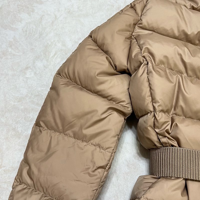 Moncler Boed 奶茶色羽絨外套原價近10萬-14