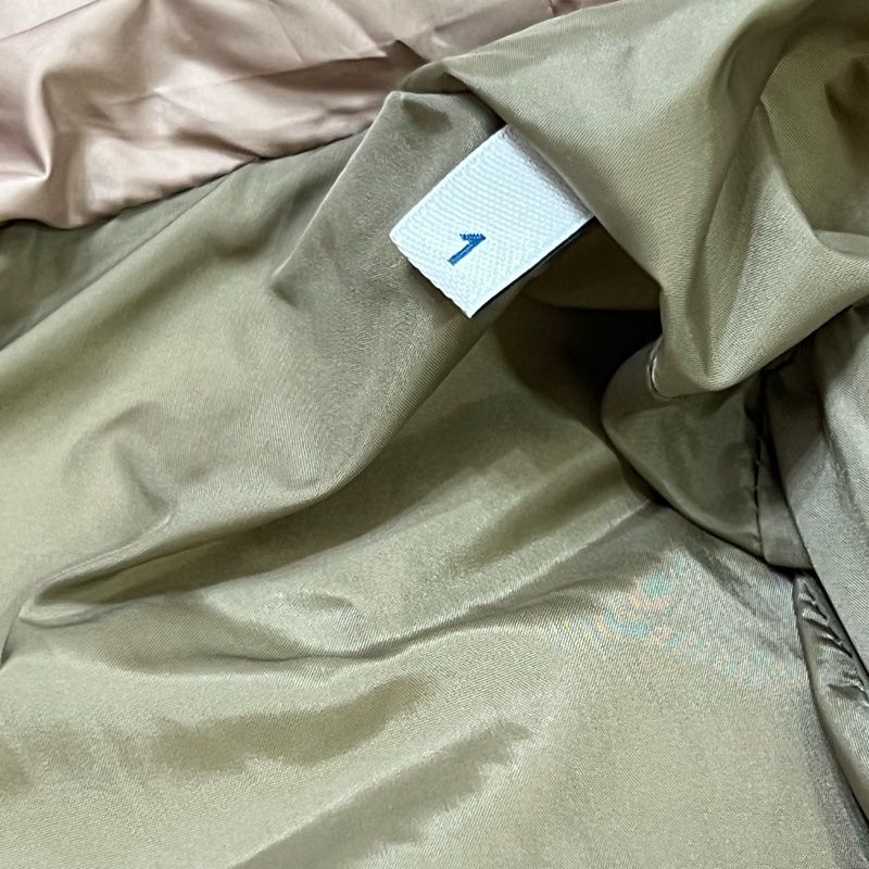 Moncler Boed 奶茶色羽絨外套原價近10萬-24