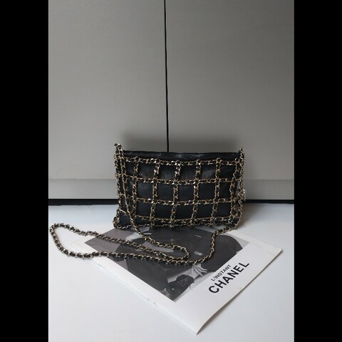 Chanel 金鍊黑皮方格鍊帶小斜背包