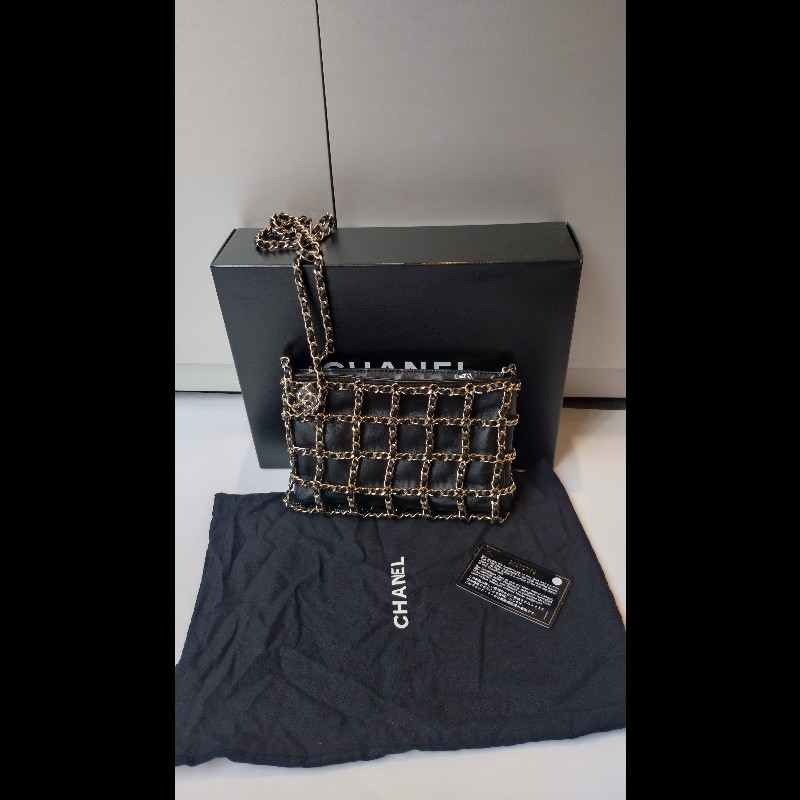 Chanel 金鍊黑皮方格鍊帶小斜背包-2