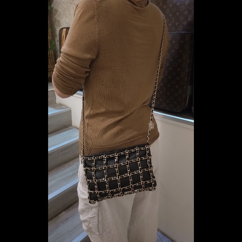 Chanel 金鍊黑皮方格鍊帶小斜背包-3