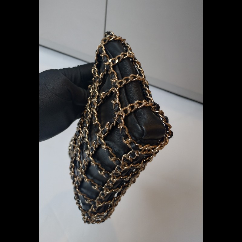Chanel 金鍊黑皮方格鍊帶小斜背包-6