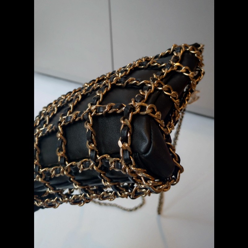 Chanel 金鍊黑皮方格鍊帶小斜背包-8