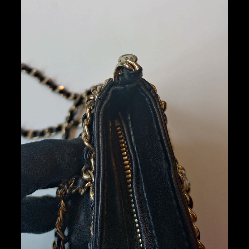 Chanel 金鍊黑皮方格鍊帶小斜背包-10