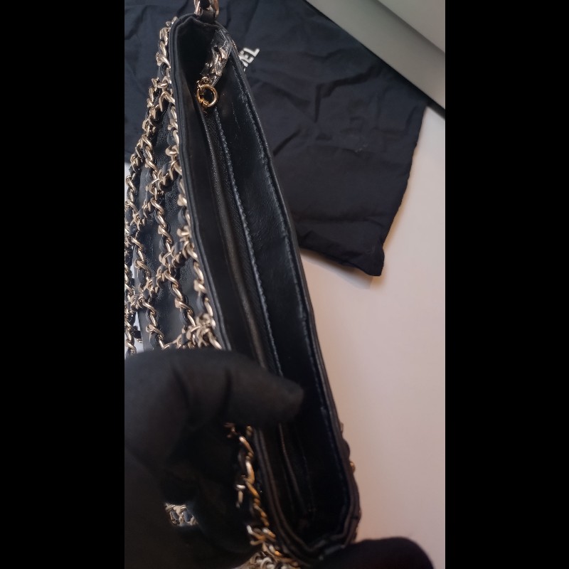 Chanel 金鍊黑皮方格鍊帶小斜背包-11