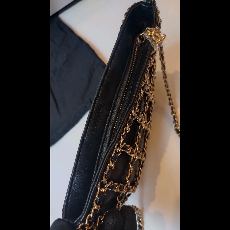 Chanel 金鍊黑皮方格鍊帶小斜背包-13