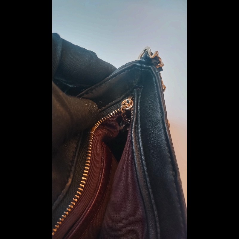 Chanel 金鍊黑皮方格鍊帶小斜背包-21