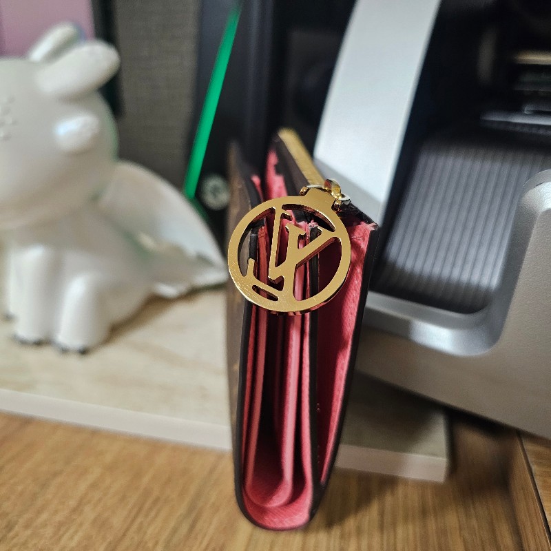 [專櫃缺貨款品項新農曆新年甜價🧧] LV老花金釦Lisa對釦內粉短夾-1