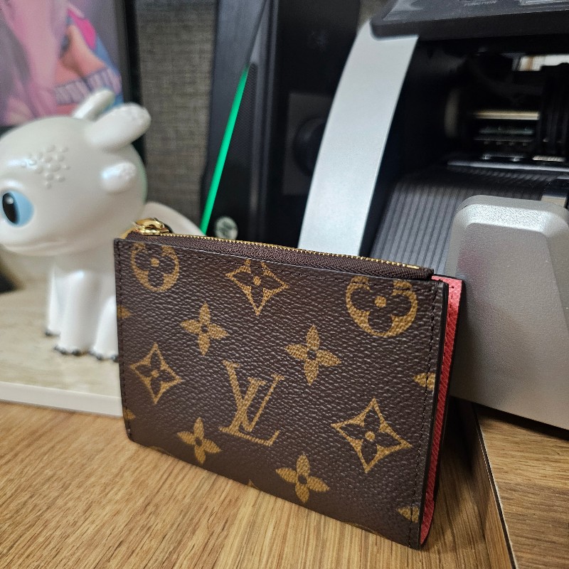 [專櫃缺貨款品項新農曆新年甜價🧧] LV老花金釦Lisa對釦內粉短夾-2