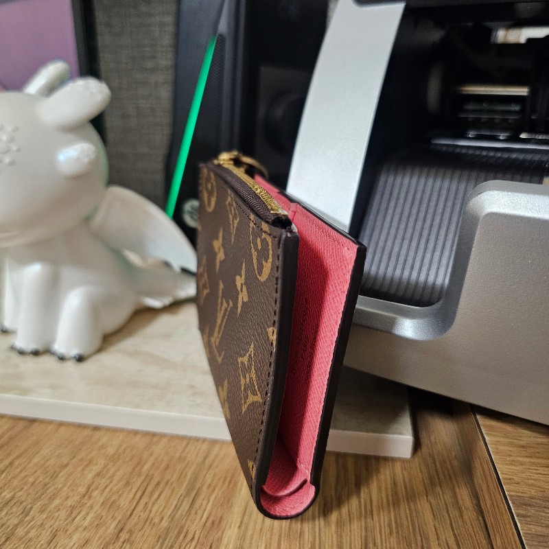 [專櫃缺貨款品項新農曆新年甜價🧧] LV老花金釦Lisa對釦內粉短夾-3