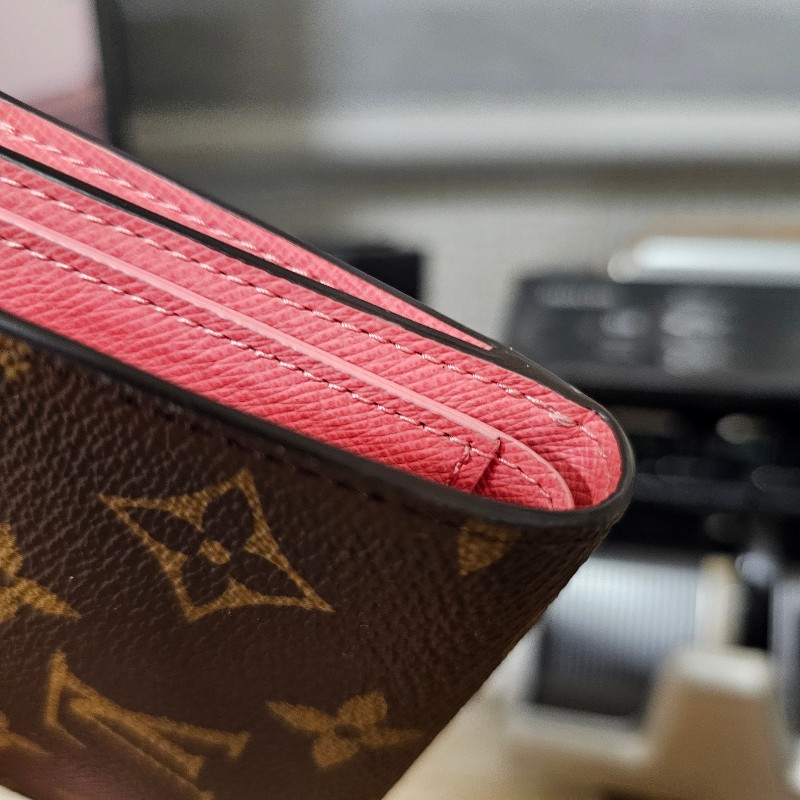 [專櫃缺貨款品項新農曆新年甜價🧧] LV老花金釦Lisa對釦內粉短夾-6