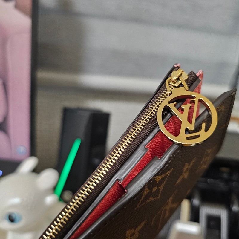 [專櫃缺貨款品項新農曆新年甜價🧧] LV老花金釦Lisa對釦內粉短夾-7