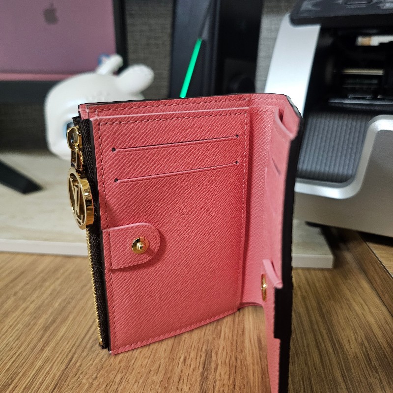 [專櫃缺貨款品項新農曆新年甜價🧧] LV老花金釦Lisa對釦內粉短夾-8