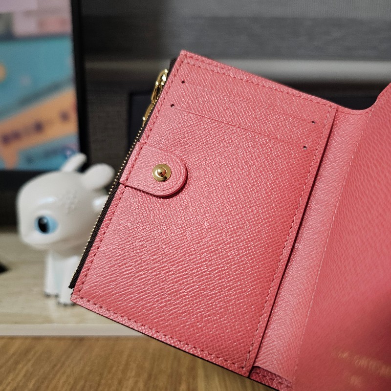 [專櫃缺貨款品項新農曆新年甜價🧧] LV老花金釦Lisa對釦內粉短夾-10