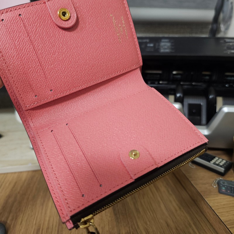 [專櫃缺貨款品項新農曆新年甜價🧧] LV老花金釦Lisa對釦內粉短夾-11