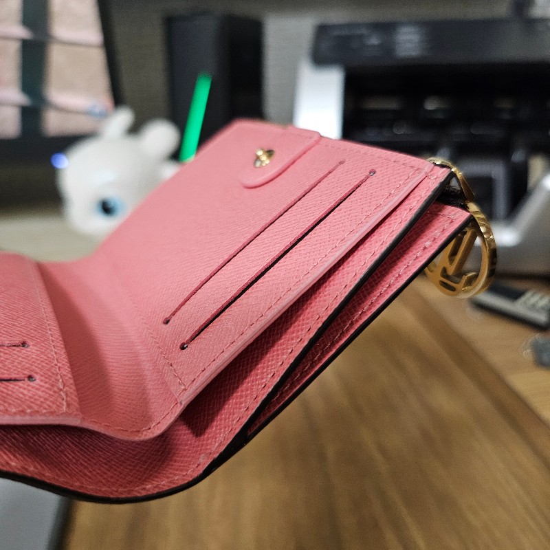 [專櫃缺貨款品項新農曆新年甜價🧧] LV老花金釦Lisa對釦內粉短夾-13