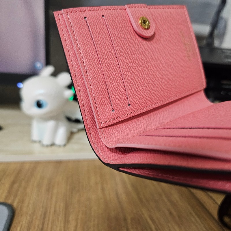 [專櫃缺貨款品項新農曆新年甜價🧧] LV老花金釦Lisa對釦內粉短夾-14