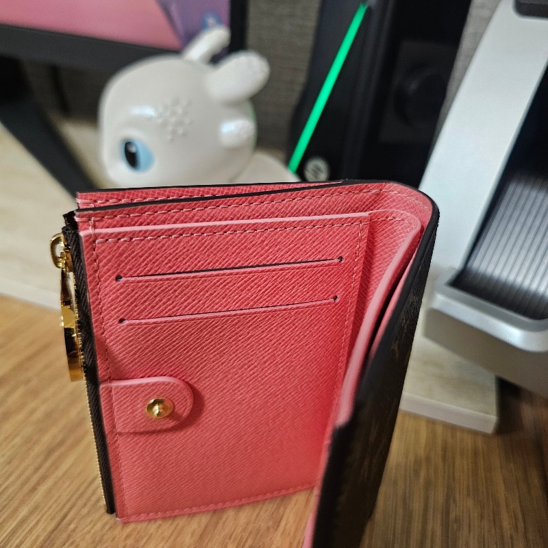 [專櫃缺貨款品項新農曆新年甜價🧧] LV老花金釦Lisa對釦內粉短夾-17