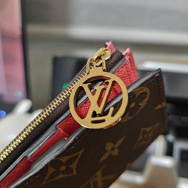 [專櫃缺貨款品項新農曆新年甜價🧧] LV老花金釦Lisa對釦內粉短夾-18