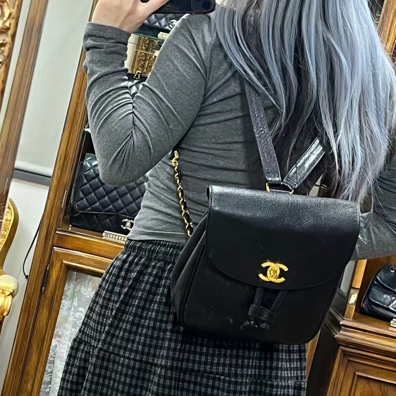 「JL精品代購」香奈兒黑金牛皮書包扣抽繩雙肩背包 -1