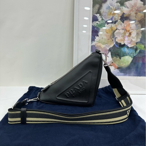 Prada普拉達黑色牛皮0832三角包郵差包斜挎包 閒置 尺寸28x20x11