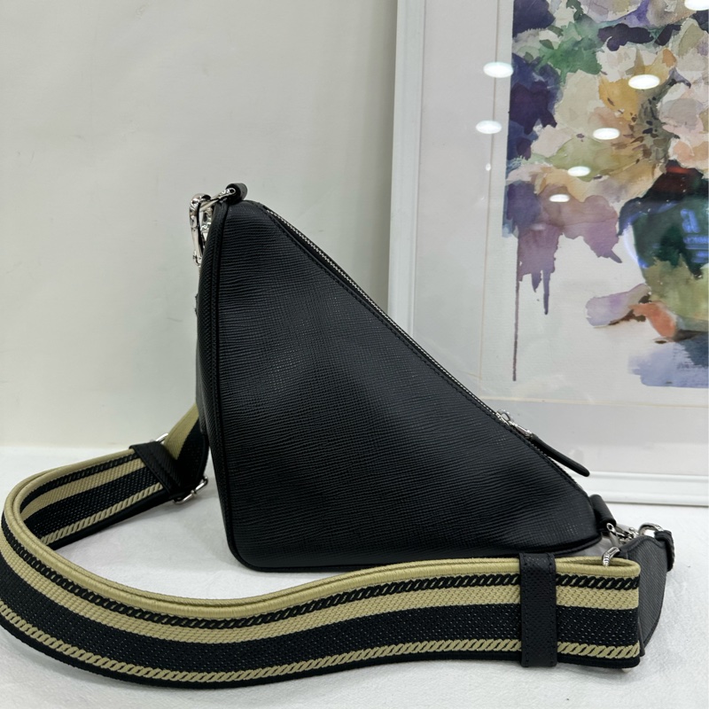 Prada普拉達黑色牛皮0832三角包郵差包斜挎包 閒置 尺寸28x20x11-2