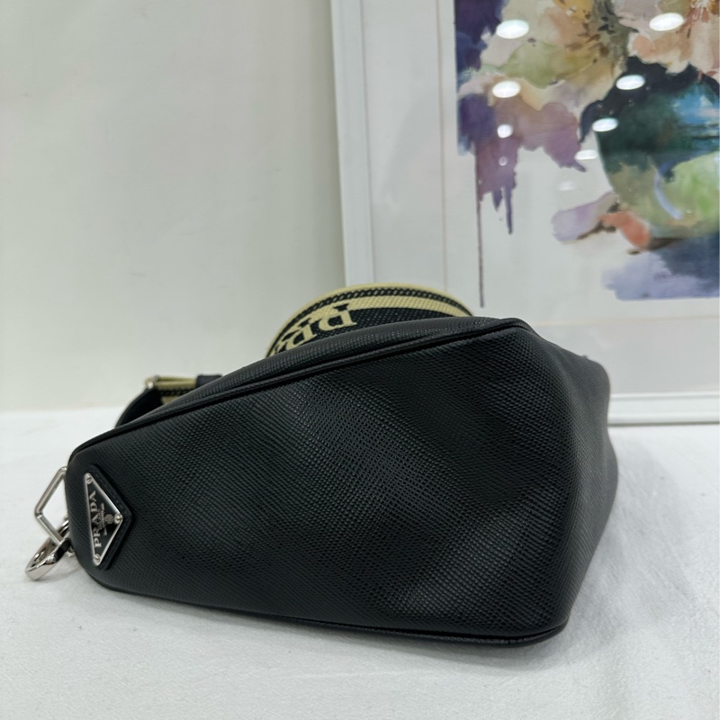 Prada普拉達黑色牛皮0832三角包郵差包斜挎包 閒置 尺寸28x20x11-5