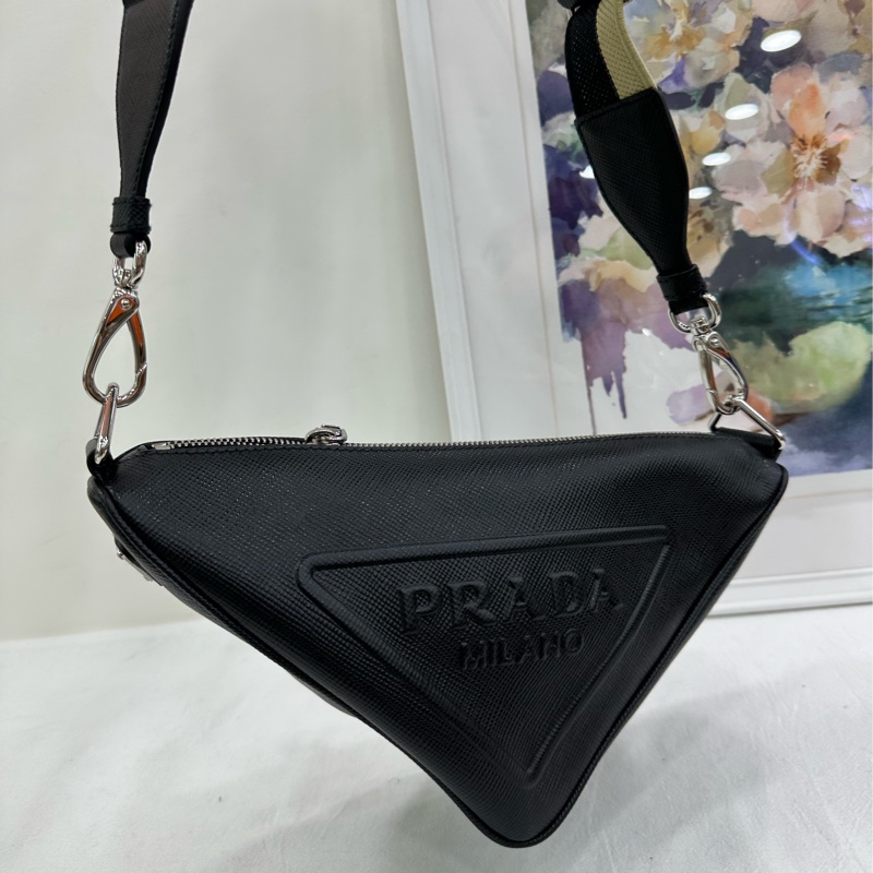 Prada普拉達黑色牛皮0832三角包郵差包斜挎包 閒置 尺寸28x20x11-6