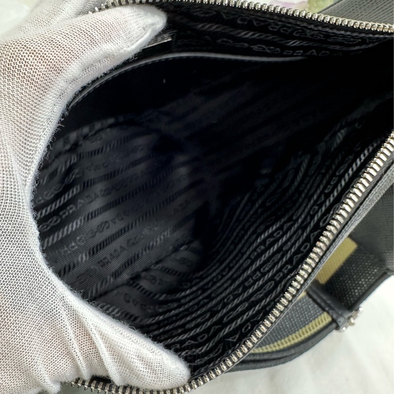 Prada普拉達黑色牛皮0832三角包郵差包斜挎包 閒置 尺寸28x20x11-7