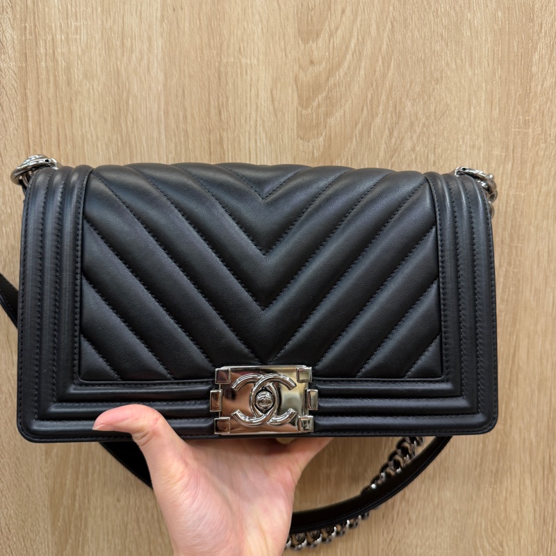 Chanel 黑牛皮亮銀釦山形文Boy25-0