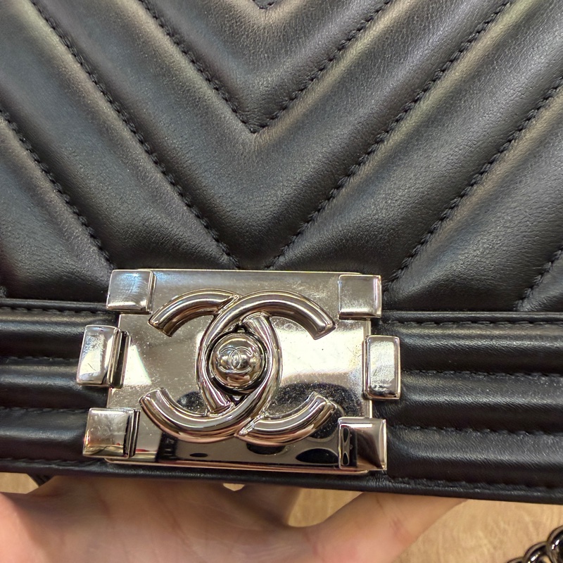 Chanel 黑牛皮亮銀釦山形文Boy25-1