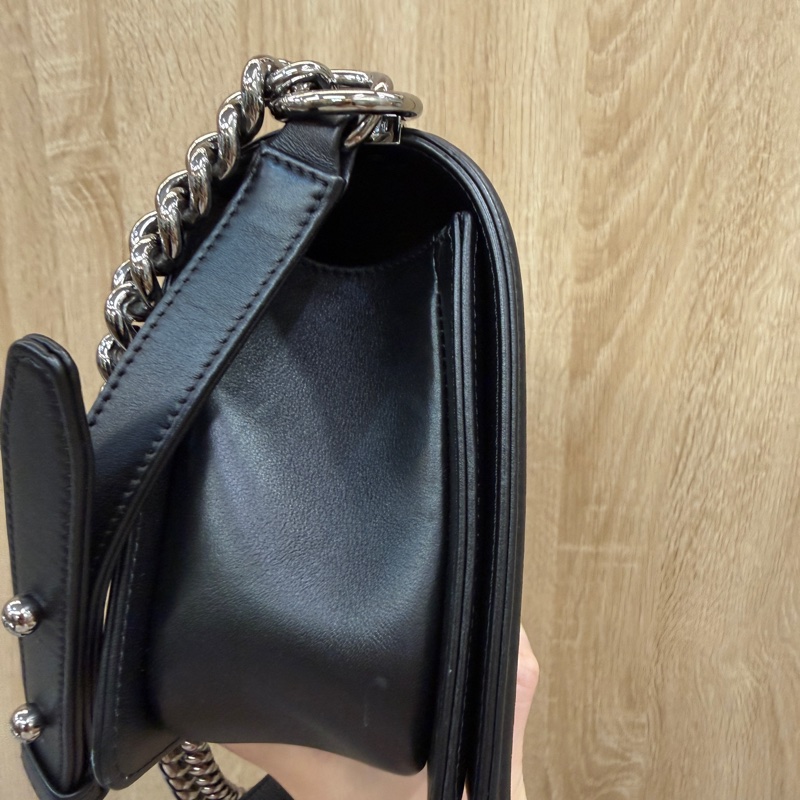 Chanel 黑牛皮亮銀釦山形文Boy25-2