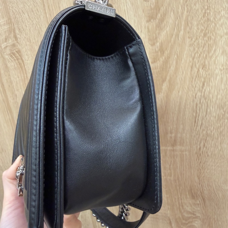 Chanel 黑牛皮亮銀釦山形文Boy25-3