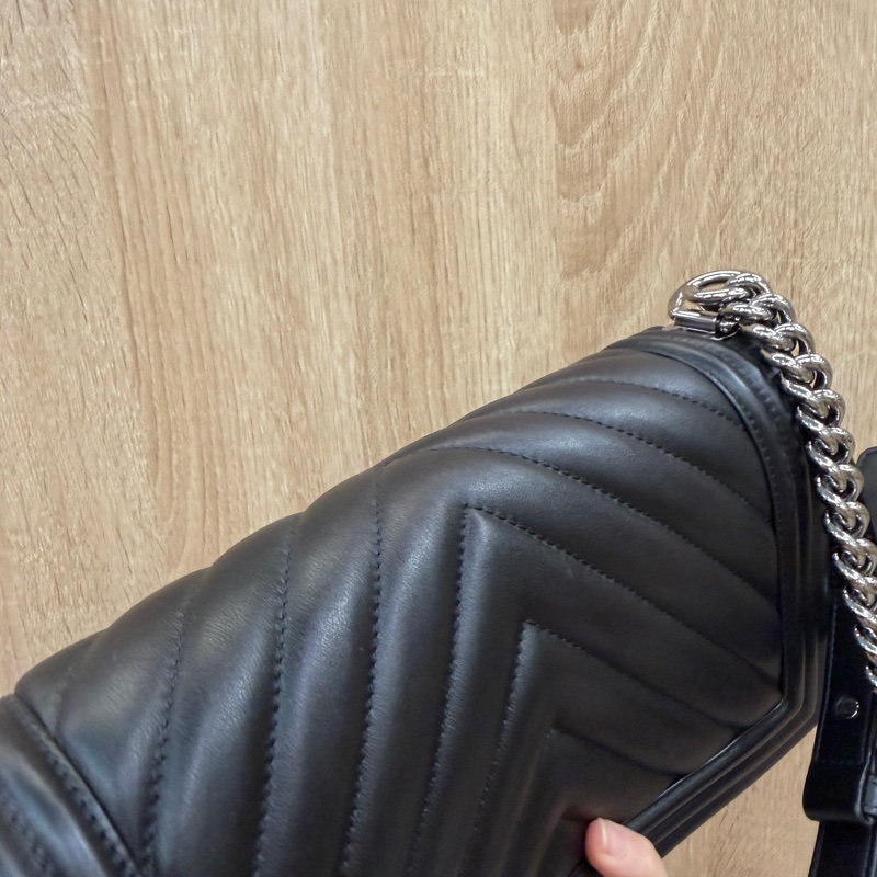 Chanel 黑牛皮亮銀釦山形文Boy25-4