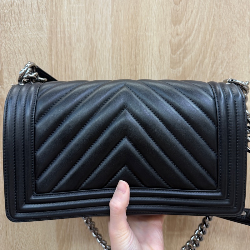 Chanel 黑牛皮亮銀釦山形文Boy25-5