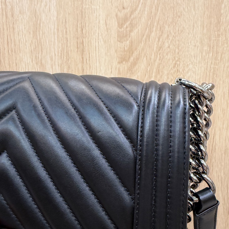 Chanel 黑牛皮亮銀釦山形文Boy25-6