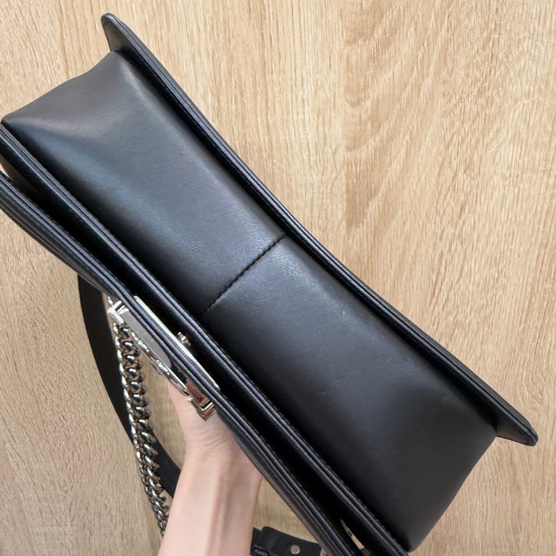 Chanel 黑牛皮亮銀釦山形文Boy25-7