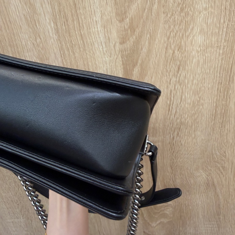 Chanel 黑牛皮亮銀釦山形文Boy25-9