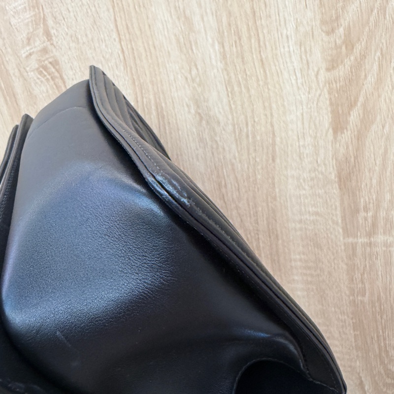 Chanel 黑牛皮亮銀釦山形文Boy25-11