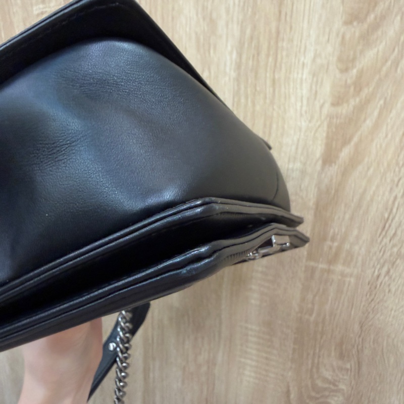 Chanel 黑牛皮亮銀釦山形文Boy25-12